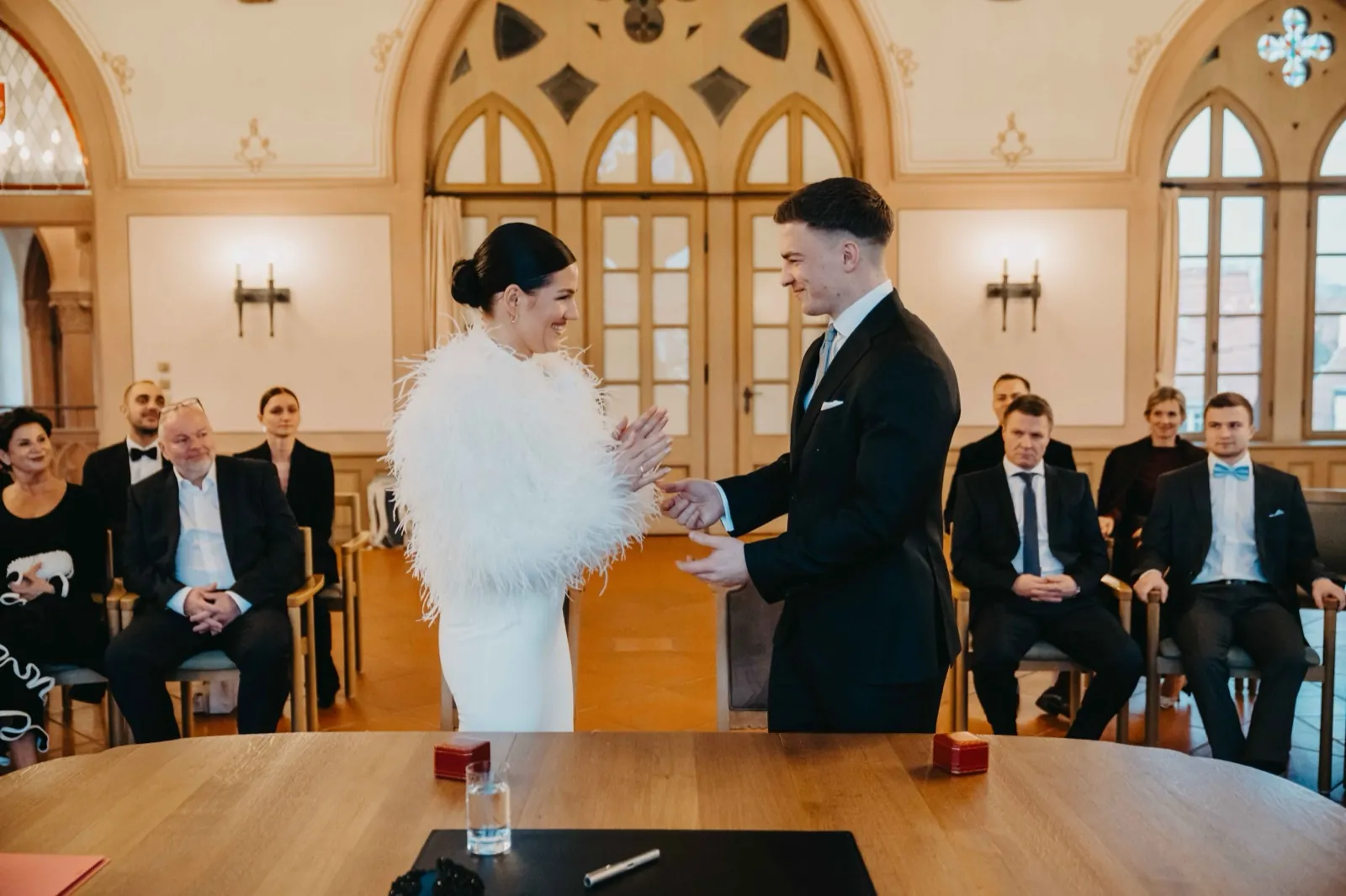 Alisa & Lars – Braut und Bräutigam stehen sich während der Trauung im Standesamt gegenüber