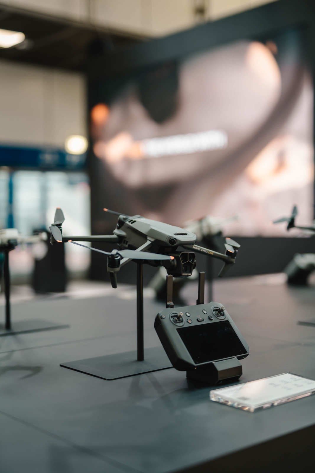 DJI IFA - Besucher am Messestand