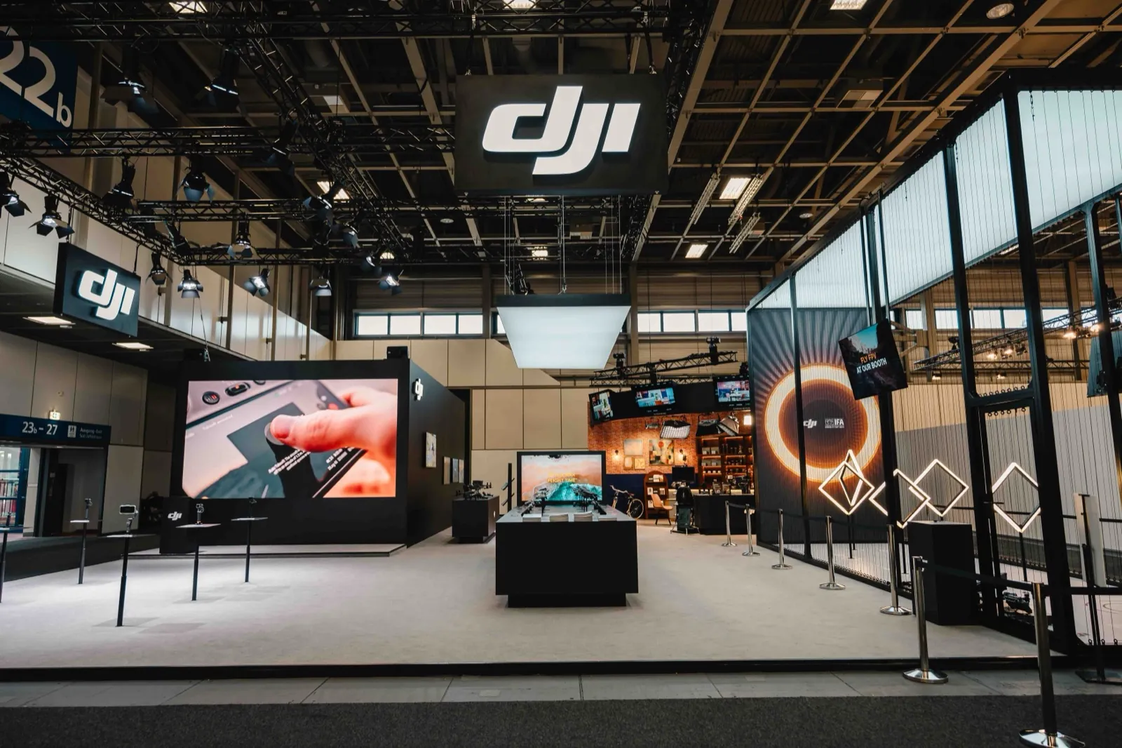 DJI (IFA) – Ein moderner Messestand der Marke DJI auf einer Elektronikmesse mit großen Bildschirmen
