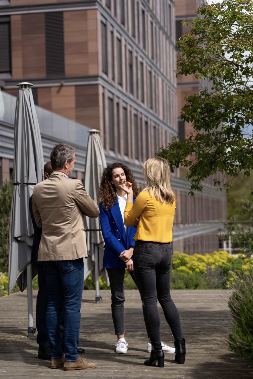 Business Team im Gespr&auml;ch - Frankfurt School Teamfoto