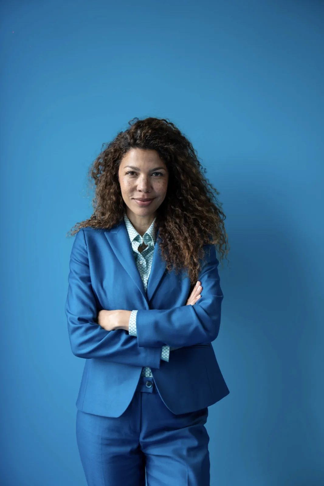 Kreatives Business Portrait Frau im blauen Anzug