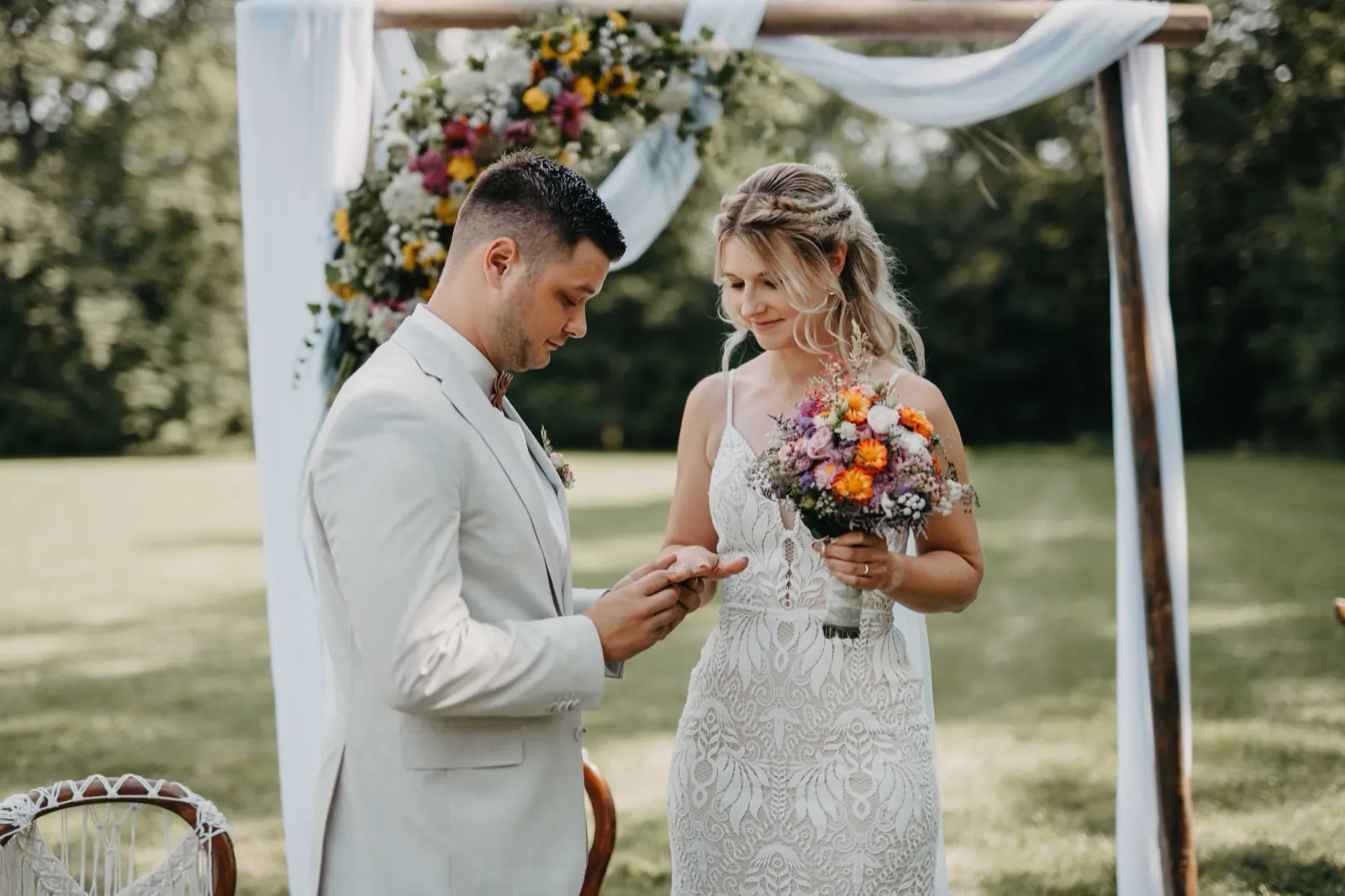 Jana & Christoph – Brautstrauß Sportfeld, Igersheim-Bernsfelden