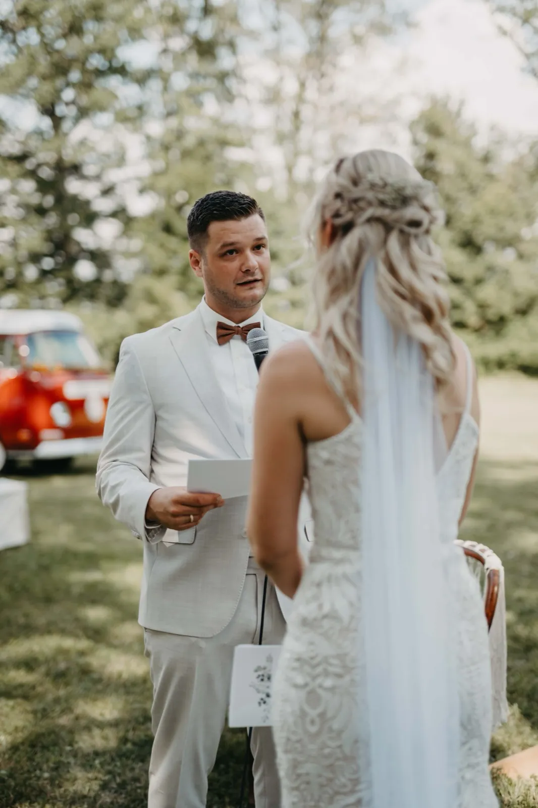 Jana & Christoph – Hochzeitsdetail Sportfeld, Igersheim-Bernsfelden