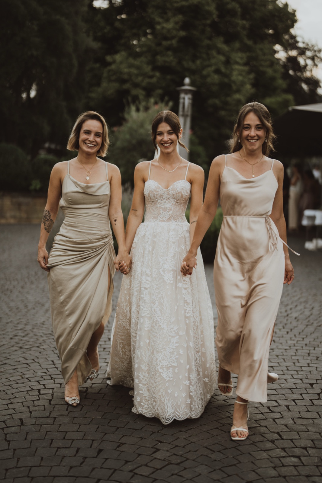 Brautjungfern laufend - Julia & Chris Hochzeit