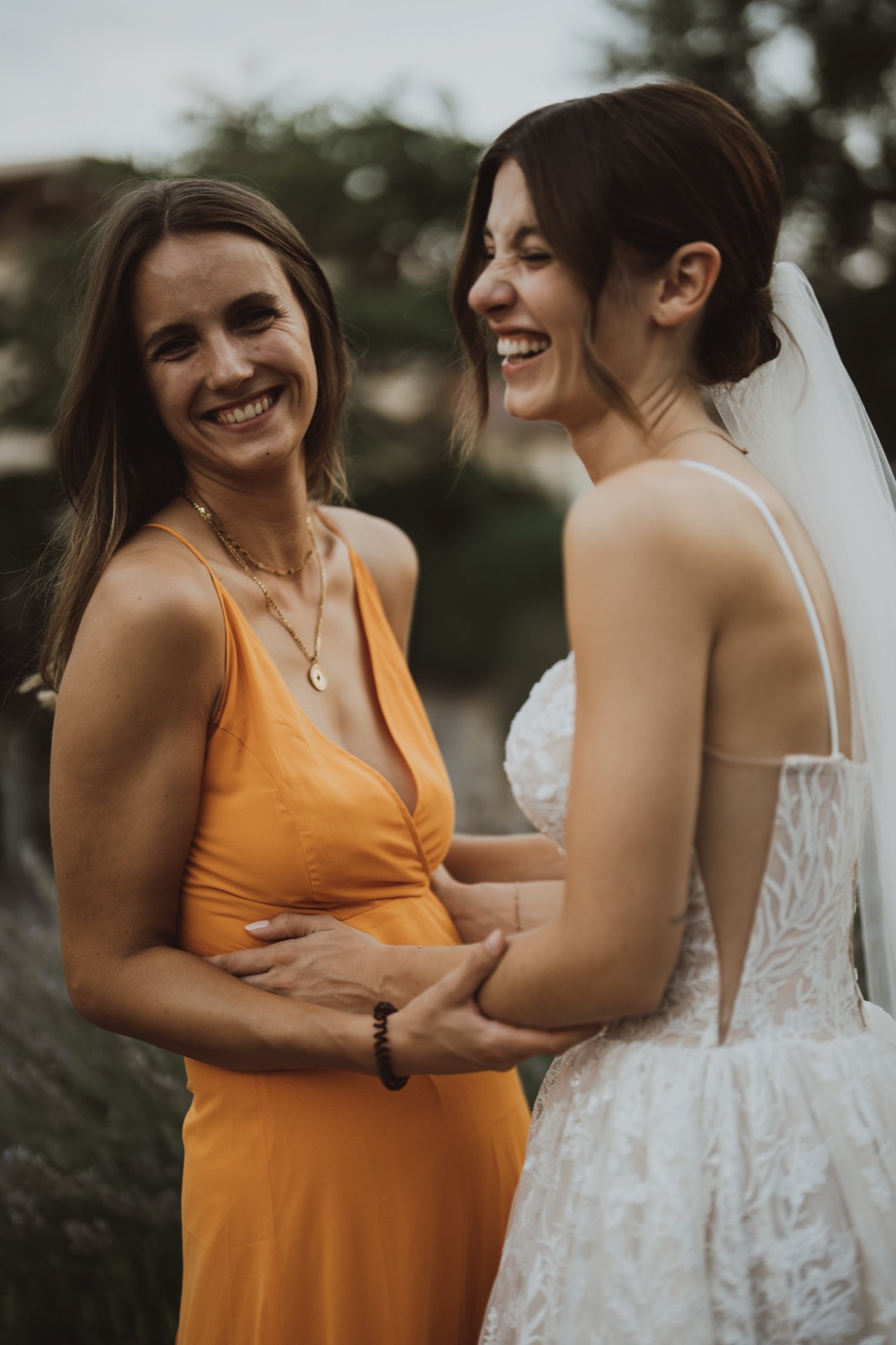 Julia umarmt ihre beste Freundin am Hochzeitstag