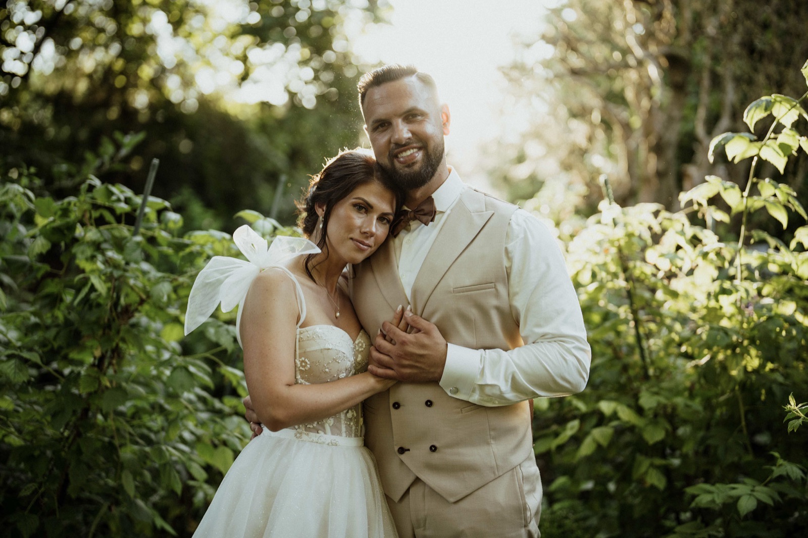 Brautpaar bei Golden Hour - Hochzeits-Timeline planen