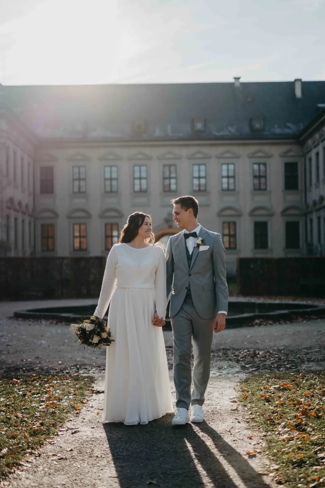 Sophie & Mirko – Hand in Hand im Abendlicht vor der historischen Schlosskulisse