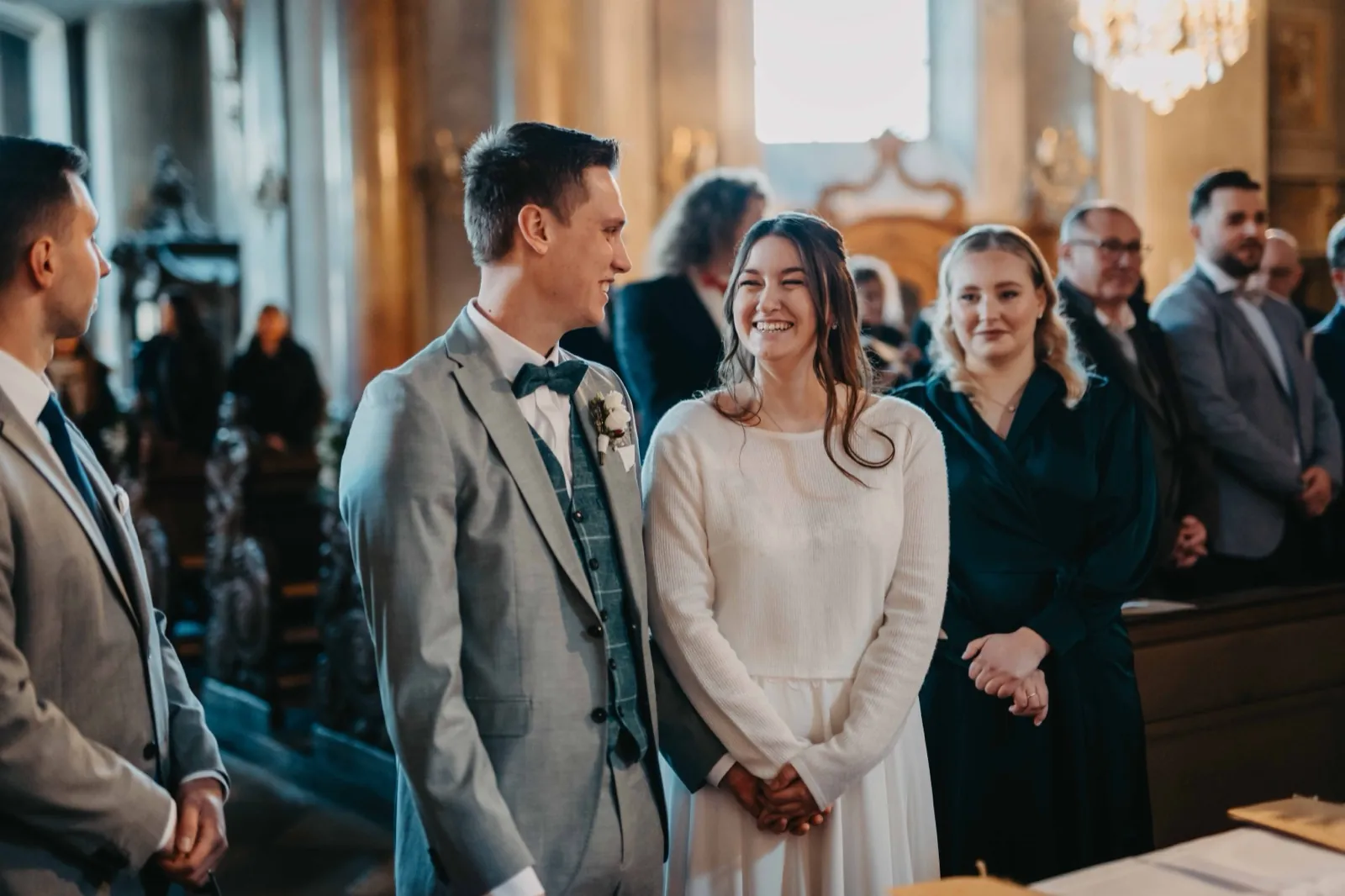 Sophie & Mirko – Die Trauung in der Kirche, umgeben von den Hochzeitsgästen