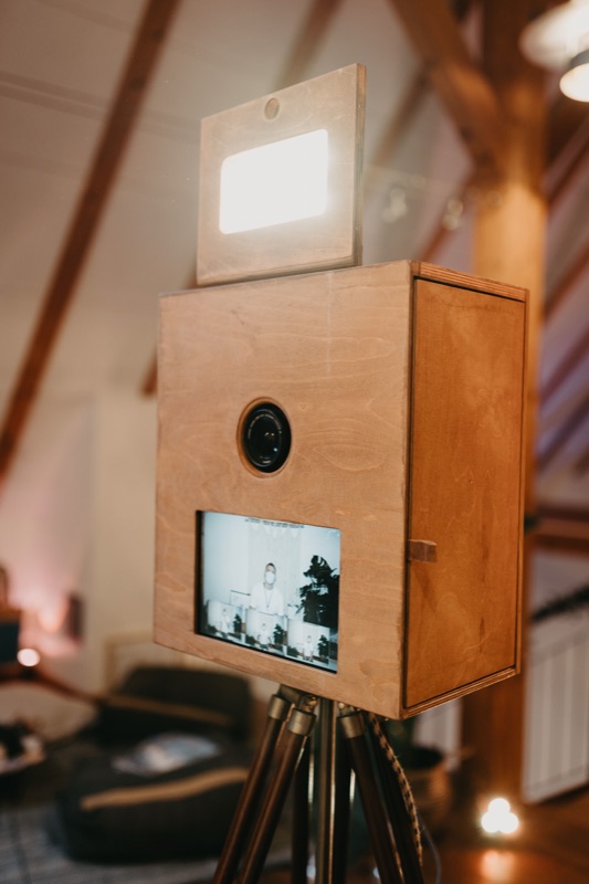 Retro-Fotobox aus Holz bei Hochzeit